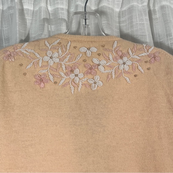 Vintage 1950βs Pink/Peach Angora cashmere Beaded Cardigan w/pearl buttons - Picture 4 of 12